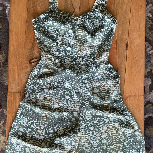 Guess wide leg jumpsuit with open back, size S. - Picture 4 of 7